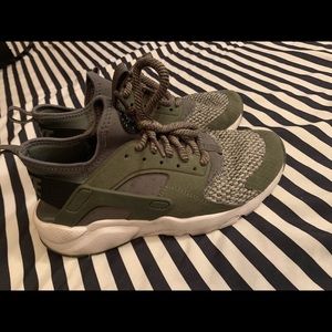 Nike olive huaraches